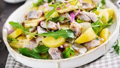 طريقة تحضير سلطة الرنجة بالبطاطس للعيد: وجبة سريعة وغنية بالمذاق