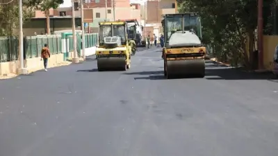 محافظ الوادي الجديد تتابع أعمال رصف الطرق في الخارجة القديمة لتحسين البنية التحتية