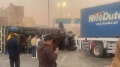 حادث مروع على دائري المريوطية: انقلاب سيارة نقل وتحطم مركبات يعطل الحركة المرورية