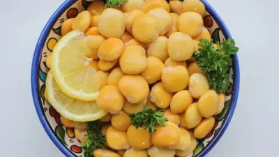 الترمس في العيد: فوائد صحية مذهلة وتحذيرات من الإفراط في تناوله