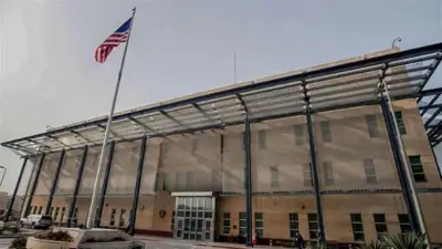 استهداف مجمع السفارة الأمريكية يؤدي إلى إصابات متعددة في هجوم بالمسيرات