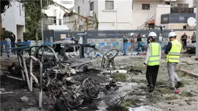 سقوط شظايا صواريخ إيرانية في تل أبيب وإغلاق محطة القطار المركزية بعد إنذارات حدودية