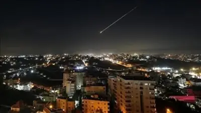 وسائل إعلام إسرائيلية: صفارات الإنذار تدوي في تل أبيب بعد رصد صواريخ إيرانية