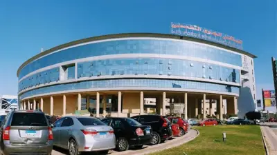 المستشفى الجوي التخصصي يستضيف خبيرًا فرنسيًا في جراحات الأنف والأذن وأورام المخ