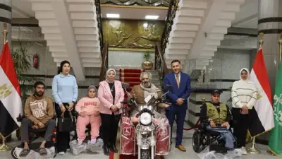 محافظ القليوبية يقدم كراسي متحركة ودراجة بخارية لدعم ذوي الهمم في مبادرة إنسانية