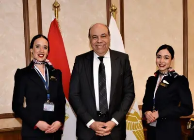 سامح الحفني يكرم مضيفتي مصر للطيران تقديراً لموقفهما الإنساني مع راكب