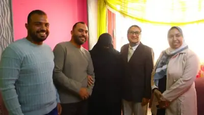 محافظ الوادي الجديد يزور الأم المثالية في منزلها لتقديم التهنئة على إنجازها التربوي