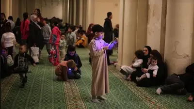 أطفال يسرقون الأضواء في مسجدي مصطفى محمود والحاكم بأمر الله قبل صلاة العيد