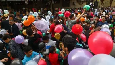 أجواء احتفالية في ساحة صلاة العيد بالبداري بأسيوط مع توافد المصلين بالبالونات والزينة