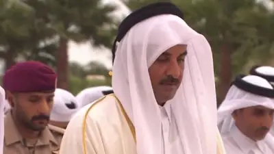الأمير تميم يؤدي صلاة العيد في قطر رغم الهجمات الإيرانية في الخليج