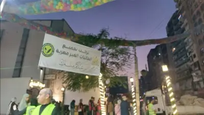 لافتة ترحيب بالجاليات غير المصرية تزين مسجد الصديق بالمنصورة في عيد الفطر