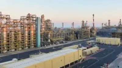 هجمات بطائرات مسيرة تستهدف مصفاة نفط في ميناء الأحمدي الكويتي وتشعل حريقاً كبيراً