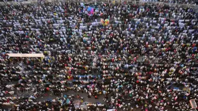 مشاهد مهيبة لصلاة العيد في ساحات مسجد عمرو بن العاص بالقاهرة