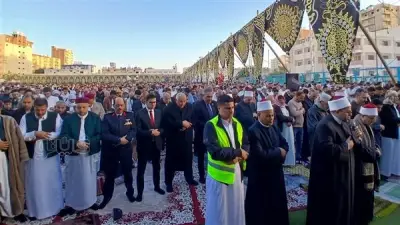 المئات يؤدون صلاة عيد الفطر بمركز شباب مطروح بحضور المحافظ ونوابه