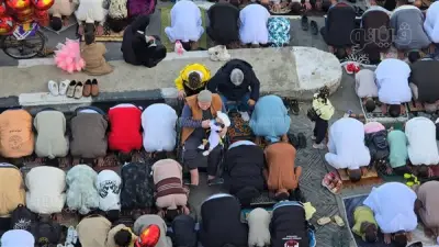 لقطة إنسانية مؤثرة: مسن يرضع طفلاً خلال صلاة عيد الفطر في مصر الجديدة