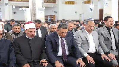 محافظ البحر الأحمر يؤدي صلاة العيد وسط حشود غفيرة في مسجد الميناء بالغردقة