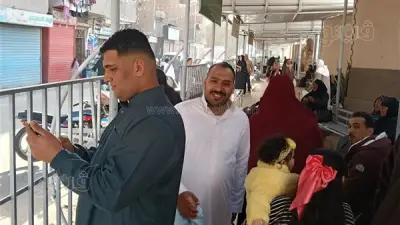 أهالي المنوفية يزورون المقابر في أول أيام عيد الفطر ضمن عادة متوارثة