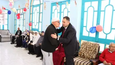 محافظ دمياط يشارك كبار السن فرحة عيد الفطر في دار المسنين برأس البر