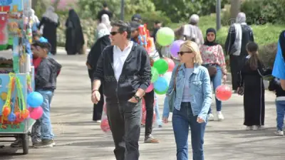 إقبال كبير للجاليات الأجنبية والمصريين على حديقة الأزهر في أول أيام عيد الفطر