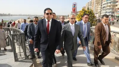 محافظ بني سويف يشارك المواطنين فرحة عيد الفطر في جولة تفقدية بالممشى السياحي