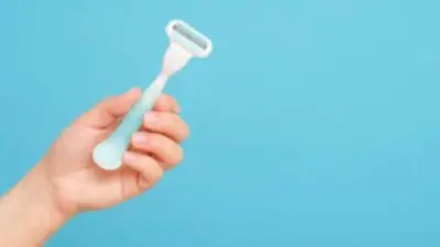 هل حلاقة شعر العانة آمنة للنساء؟.. فوائد ومخاطر صحية يجب معرفتها