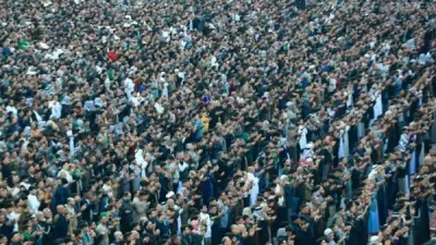 آلاف المصلين الشيعة يؤدون صلاة عيد الفطر في أجواء روحانية بكربلاء