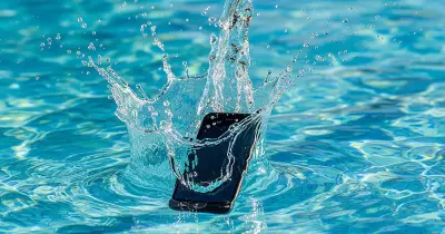 إنقاذ هاتفك المحمول من الماء: خطوات سريعة لتفادي التلف الكامل