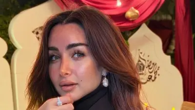 هنا الزاهد تخطف الأنظار بإطلالة كاجوال أنيقة وشعر بني ناعم