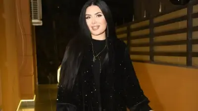 عبير صبري تثير الجدل بإطلالة فريدة من أكياس بلاستيك صفراء في جلسة تصوير جديدة