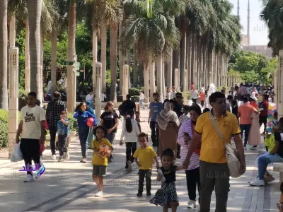 إقبال كبير على حديقة الأزهر في ثاني أيام العيد مع مشاركة واسعة من الزوار الأجانب