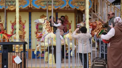 زوار الحديقة الدولية يتحدون الأمطار ويستمتعون بثاني أيام عيد الفطر