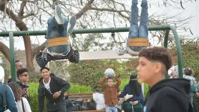 إقبال جماهيري كبير على ملاهي حديقة الأزهر في ثالث أيام عيد الفطر بالقاهرة