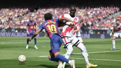 خبير تحكيمي يفجر الجدل حول قرارات مباراة برشلونة ورايو فاليكانو في الدوري الإسباني