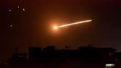 إيران تطلق صاروخًا عنقوديًا على إسرائيل: أضرار كبيرة رغم الاعتراض والتحذيرات تتواصل