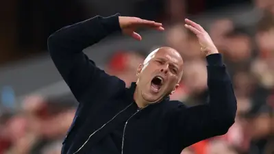 مدرب شتوتجارت الألماني سيباستيان هونيس ينافس ألونسو على خلافة سلوت في ليفربول