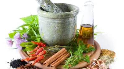 دليلك الشامل لدمج الأعشاب الطبيعية في روتين حياتك اليومي للصحة والجمال