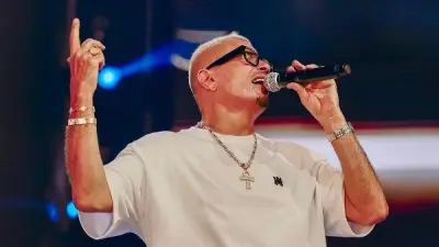 عمرو دياب يعلن تأجيل حفله في دبي ويبحث عن موعد جديد بعد نجاح أغنيته الرمضانية