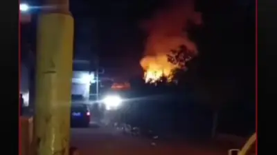 سيطرة الحماية المدنية على حريق حظيرة مواشي بشط جريبه في دمياط