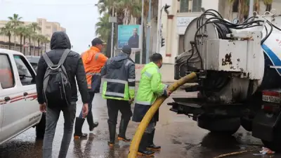 شركة الصرف الصحي بالإسكندرية تكثف جهودها لمواجهة أمطار نوة عوة في وسط المدينة