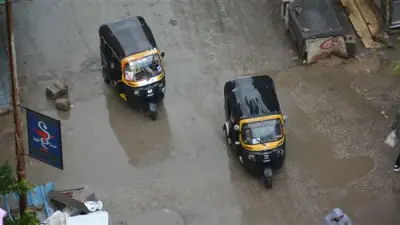 أمطار رعدية تغرق شوارع القاهرة والتوك توك ينقذ المواطنين من العزلة