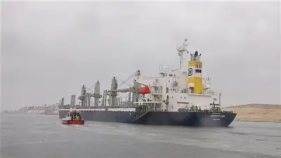 رئيس هيئة قناة السويس يؤكد انتظام الملاحة رغم سوء الأحوال الجوية