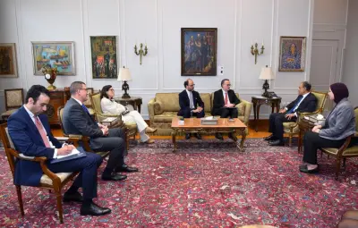 وزير الخارجية المصري يستقبل وفداً من البنك الأوروبي لبحث التعاون الاقتصادي