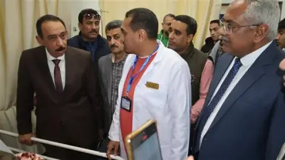 محافظ سوهاج يزور رئيس مكتب تموين أبيدوس بالمستشفى بعد وعكة صحية أثناء توزيع البوتاجاز