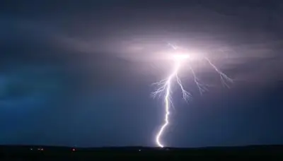 عاصفة رعدية تضيء سماء فيصل مع استمرار هطول الأمطار الغزيرة