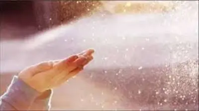 هل يجوز التبرك بماء المطر؟.. أستاذ بالأزهر يوضح حكمها الشرعي