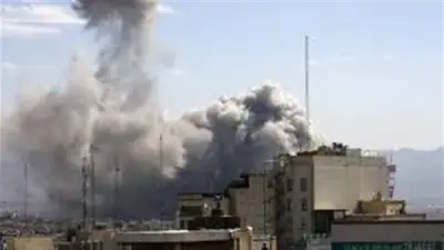 إعلام عبري: إصابات في بتاح تكفا وتصاعد دخان بتل أبيب بعد سقوط صاروخ إيراني