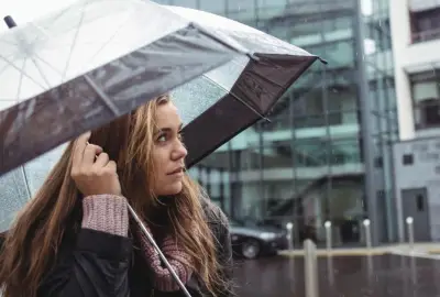 لو الطقس ممطر.. قطع أساسية لا يمكن الاستغناء عنها عند الخروج