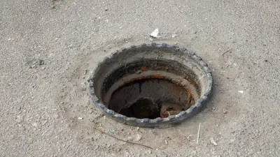 مصرع عامل وإصابة آخر اختناقًا داخل بالوعة صرف صحي ببني سويف