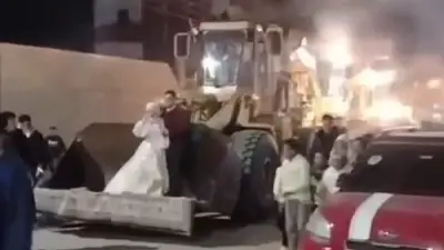 تاجر لوادر يزف نجله بعشرات المعدات الثقيلة في مشهد استثنائي بالفيوم