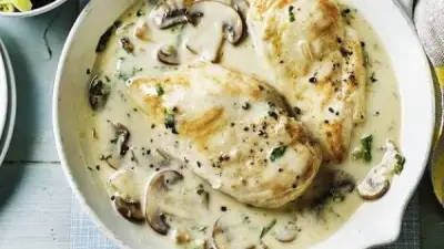 وصفة دجاج بالبصل المكرمل والكريمة: طبق شهي يضاهي المطاعم في المنزل